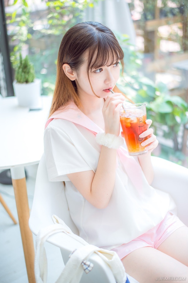 “嗯，家父最近身体不适，妾身明日想回娘家一趟。”美妇有些为难的看向刘璝，毕竟自己夫君久在军中，难得回来，自己却不能够陪伴左右，心中有些愧疚。